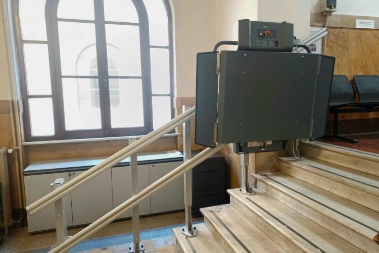 Foto del servoscala al primo piano del Palazzo Comunale