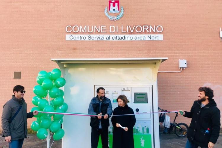 Foto dell'inaugurazione dell'eco-compattatore 