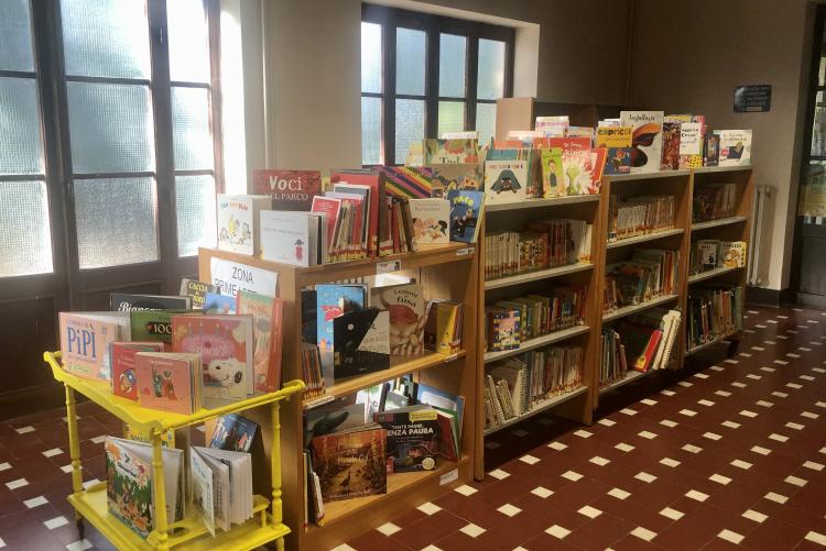 nella foto, interno della biblioteca dei Ragazzi a villa Fabbricotti