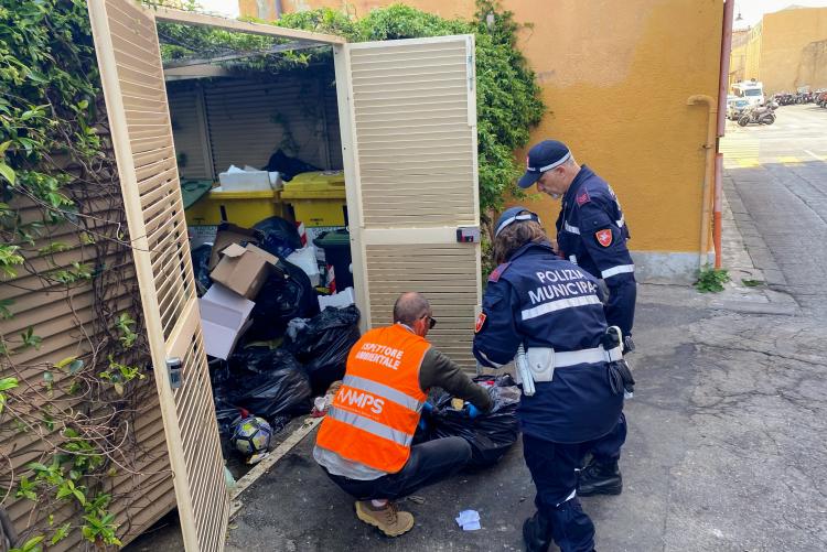 nella foto, ispettori ambientali e polizia municipale durante l'intervento