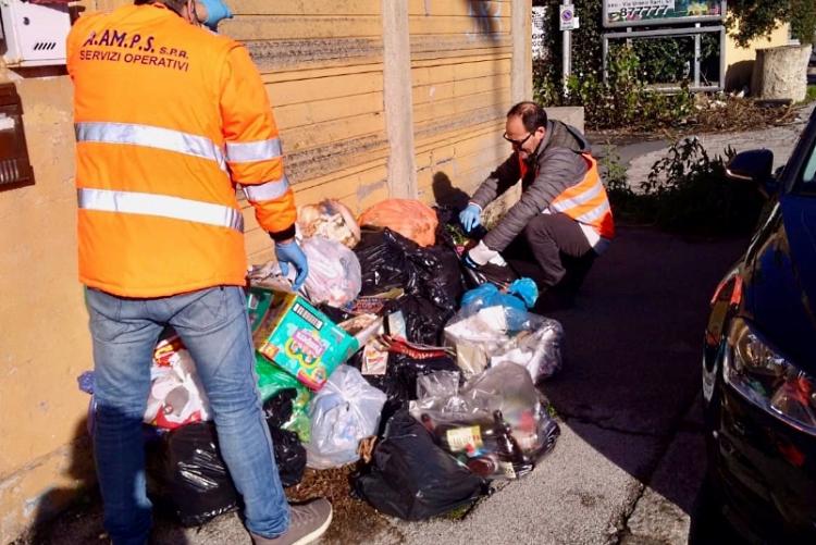 Un'immagine degli ispettori ambientali al lavoro