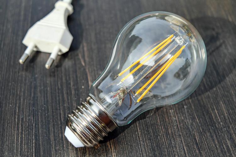 nella foto, una lampadina - foto tratta da Pixabay