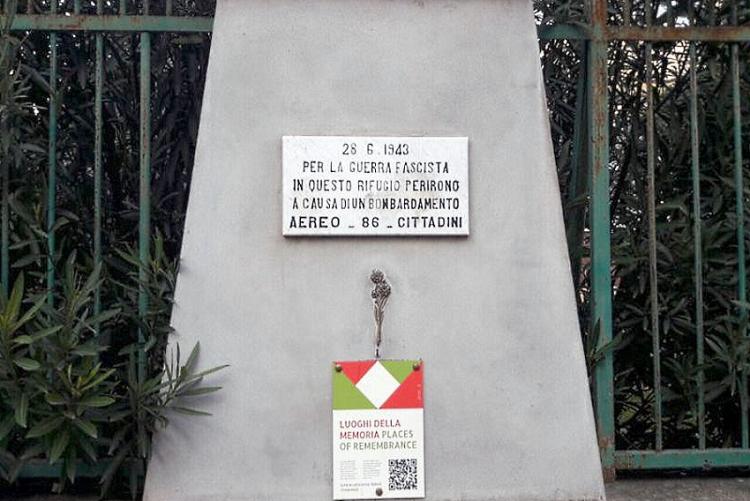 Foto della lapide di via Galilei