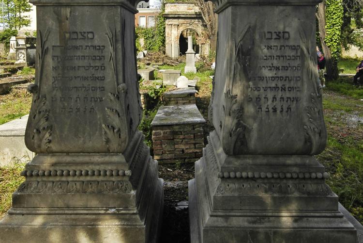 foto di lapidi presenti al cimitero monumentale ebraico