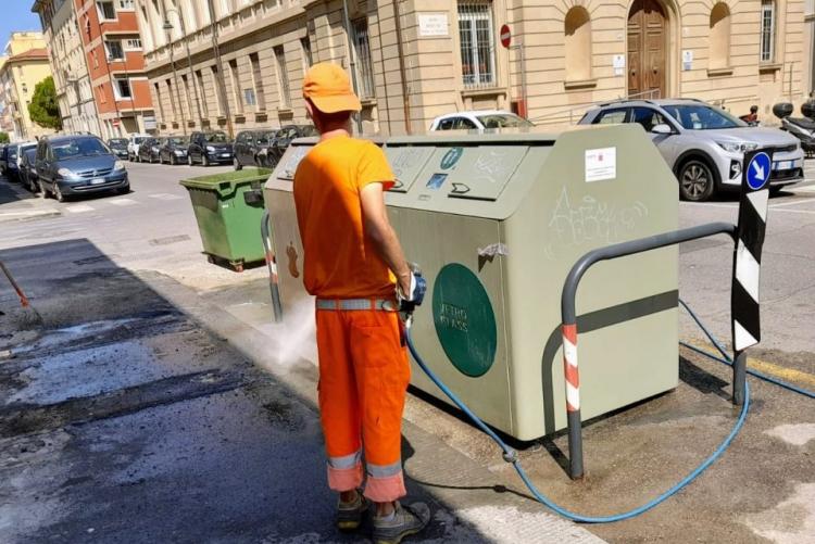 nella foto, il lavaggio dei contenitori