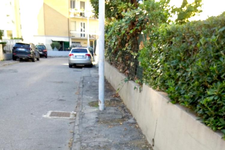 Foto del marciapiede di via Liguria
