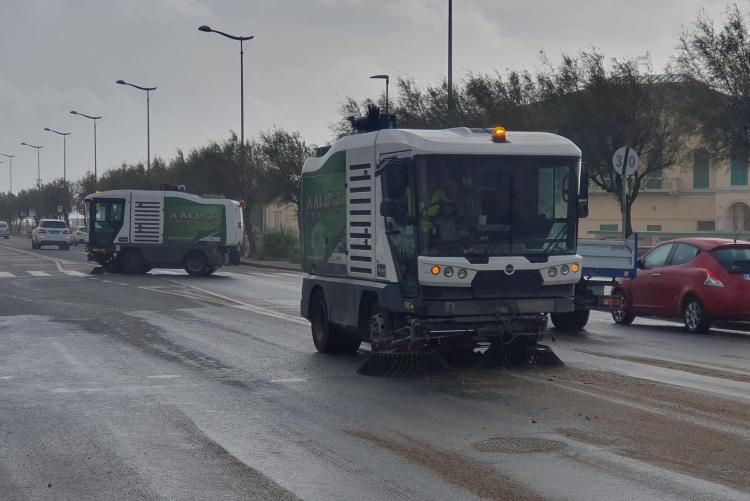 Foto intervento sul viale Italia di pulizia detriti 