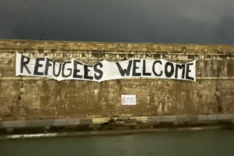 nella foto, lo striscione di benvenuto esposto al Molo Novo