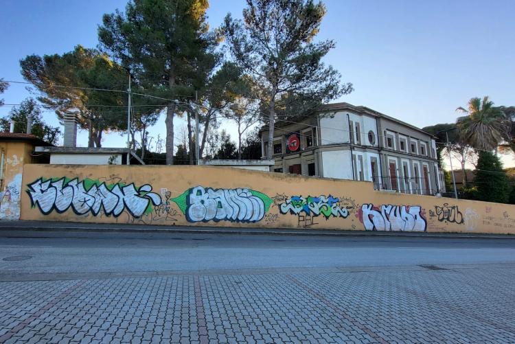 il muro esterno del The Cage come si presenta oggi