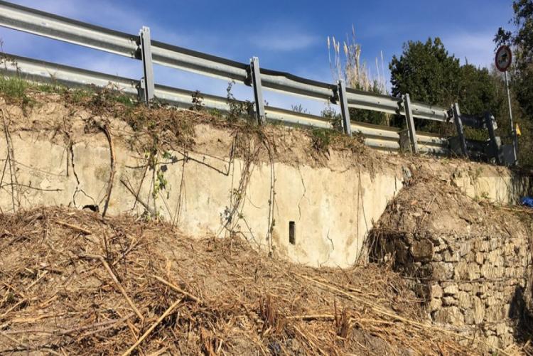 Foto dell'opera muraria che sostiene la strada