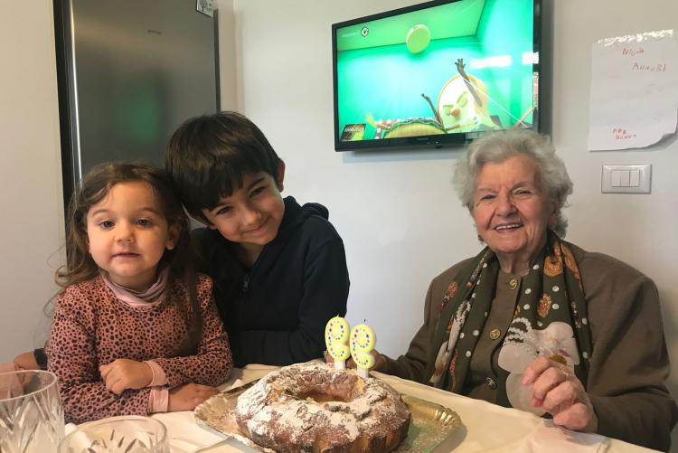 Foto di nonna Fiorina con i bisnipoti