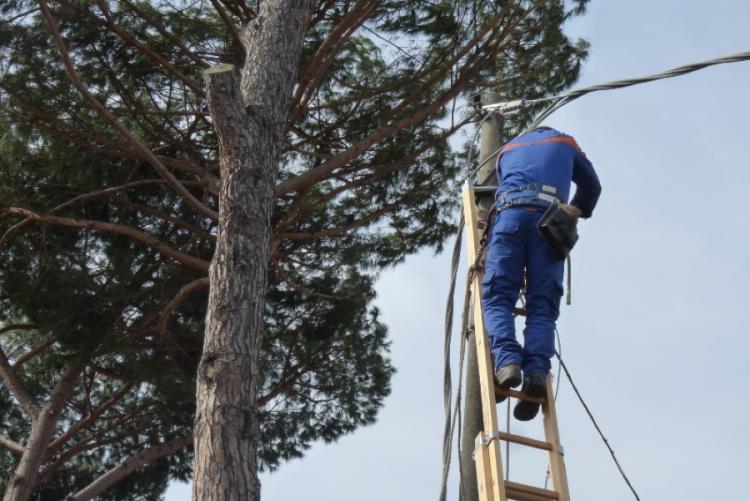 Immagine di un operaio ENEL a lavoro