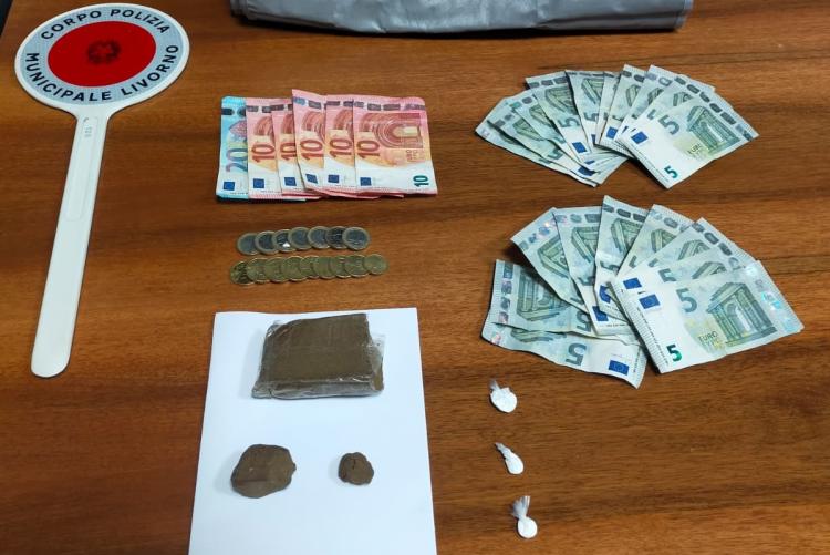 Foto di droga e banconote sequestrate