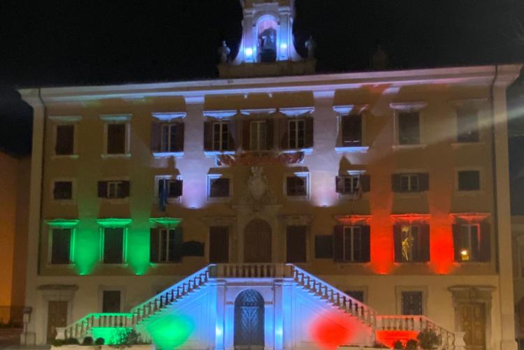 Foto del Palazzo comunale illuminato di verde bianco e rosso