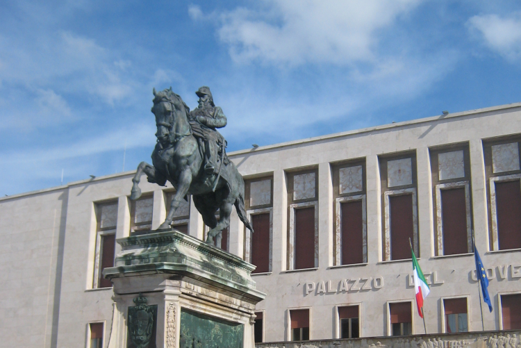 foto della facciata del  Palazzo del Governo