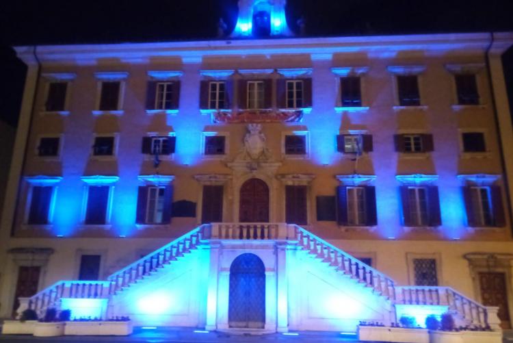 foto del Palazzo Comunale illuminato di blu