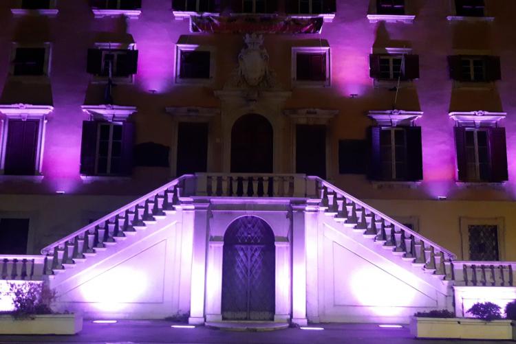 foto della facciata di Palazzo Comunale illuminato di viola