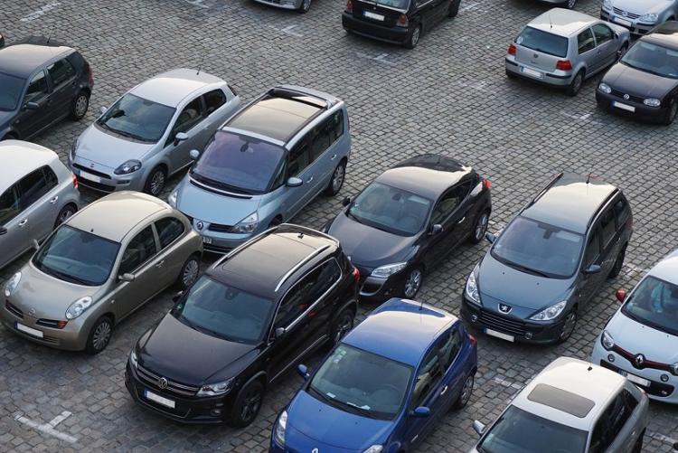 Auto parcheggiate - Foto di Florian Pircher da Pixabay