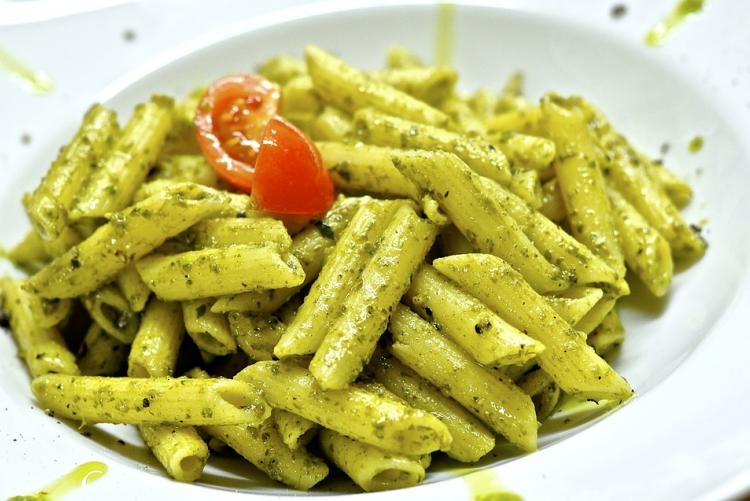 Immagine di un piatto di penne al pesto