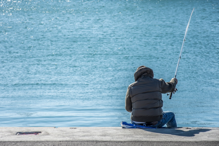 immagine di una persona che pesca