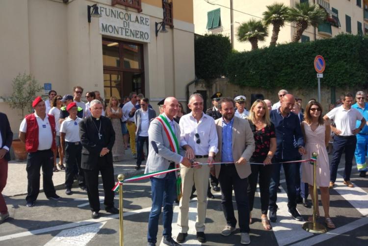 Foto del taglio del nastro in Piazza delle Carrozze 