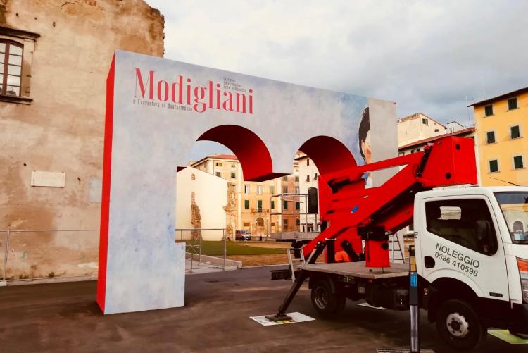 Foto dell'allestimento del portale della mostra di Modigliani in Piazza del Luogo Pio