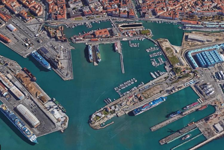 veduta dall'alto del porto di Livorno 