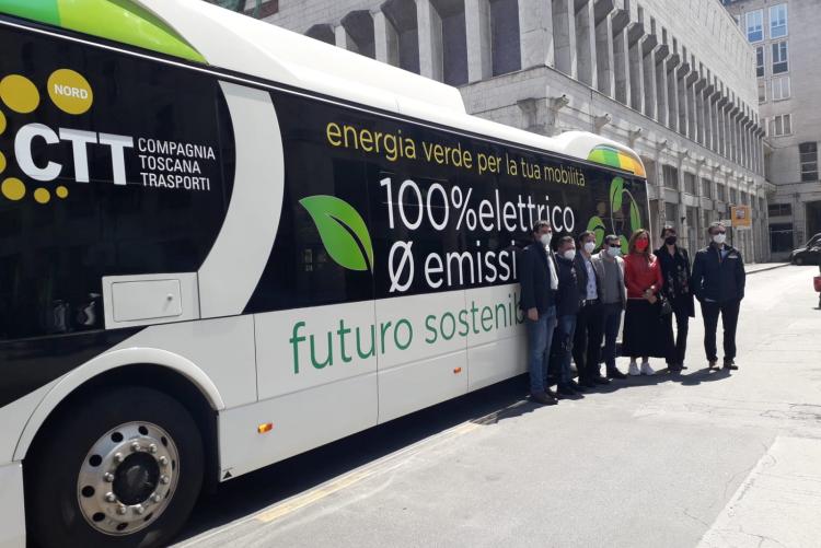 Foto della presentazione del bus elettrico in via Cogorano