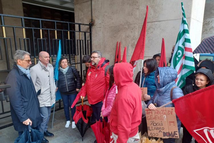 il sindaco Salvetti e l'assessore Simoncini al presidio delle lavoratrici Konecta