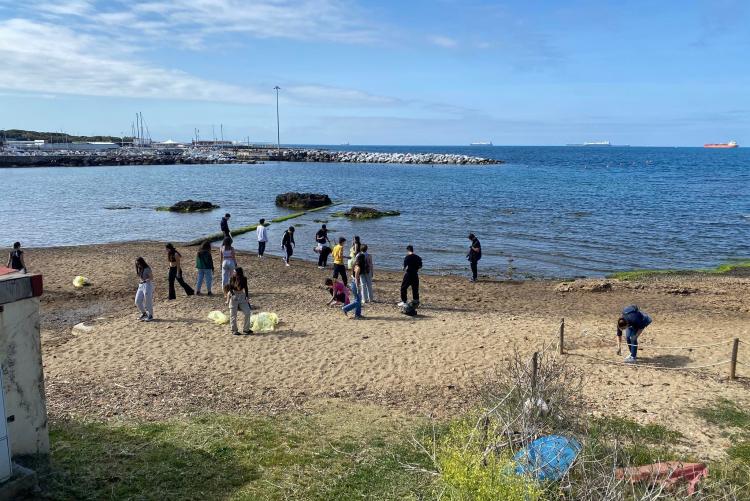 nella foto, un momento della pulizia della spiaggia