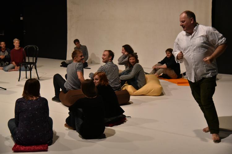 nella foto, una scena