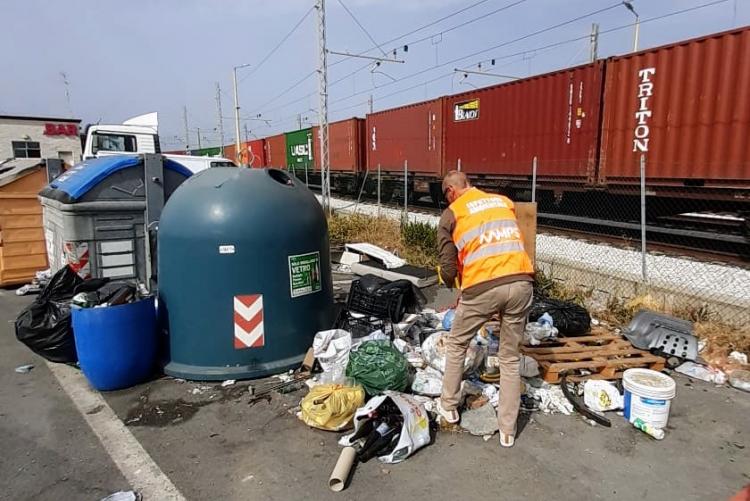 nella foto, un ispettore ambientale mentre vaglia i rifiuti abbandonati in via Mogadiscio