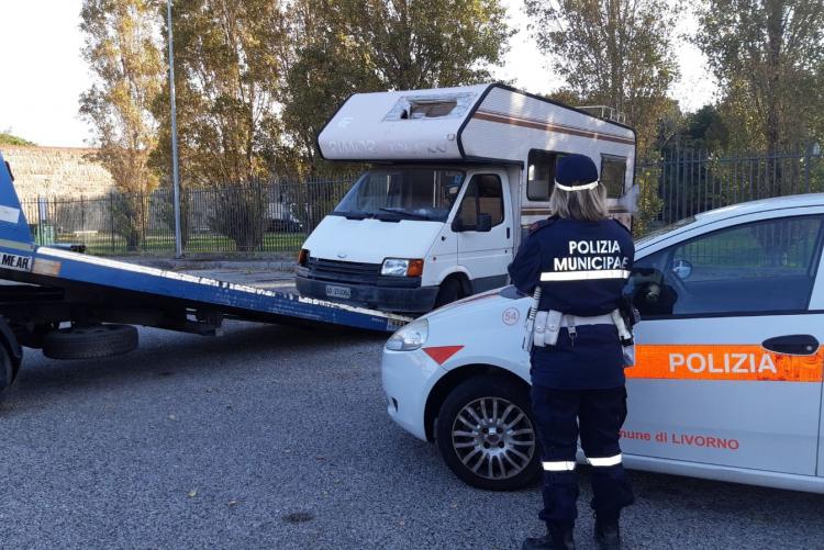 Foto della rimozione di un camper in via Passaponti (ottobre 2021)