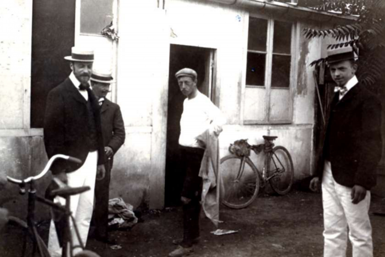 Rodolfo Müller (al centro della foto) all'arrivo del Tour de France - Archivio familiare dei discendenti Müller - foto tratta dal libro "Un tour prima del Tour. Le prime pagine della leggenda di Rodolfo Müller"