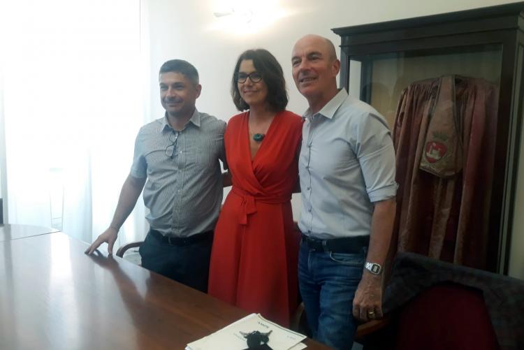 Foto del sindaco Luca Salvetti insieme all'assessora Cepparello e a Raphael Rossi 