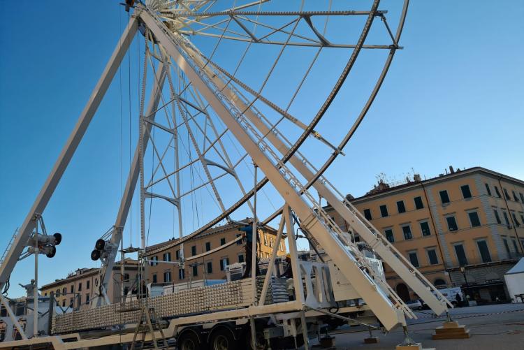 nella foto, la ruota panoramica in piazza della Repubblica