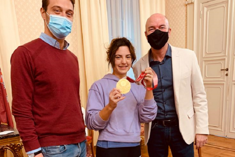 nella foto da sinistra l'assessore Raspanti, Ambra Sabatini e il sindaco Salvetti