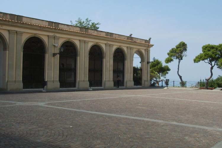 Famedio di Montenero - particolare da una foto di Sailko da Wikipedia