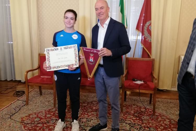nella foto, Sara Del Gratta e il sindaco Luca Salvetti