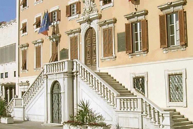 nella foto, lo scalone del Palazzo Comunale