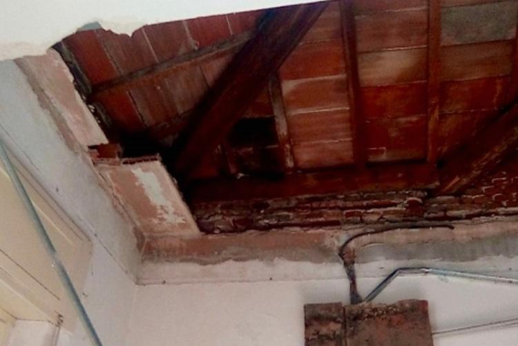 Foto del distacco di una porzione del soffitto di un aula della scuola dell’infanzia Ciro Menotti, in piazza Fratelli Bandiera