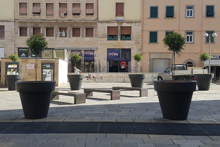 Foto di vasi e sedute installate sul lato sud di Piazza Guerrazzi