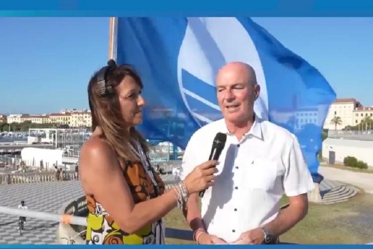 Foto del sindaco alla presentazione della Bandiera Blu