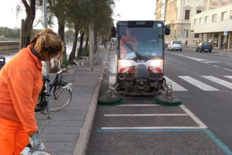 spazzamento meccanizzato di un tratto del viale Italia