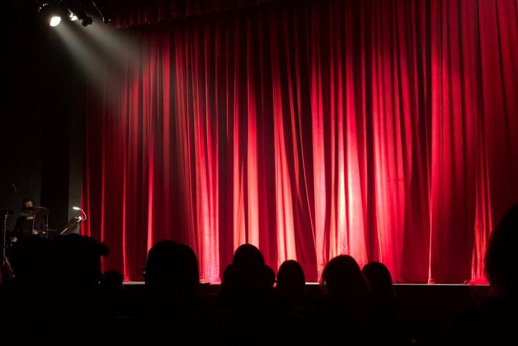Foto di un sipario teatrale (di Monica Silvestre da Pexels)