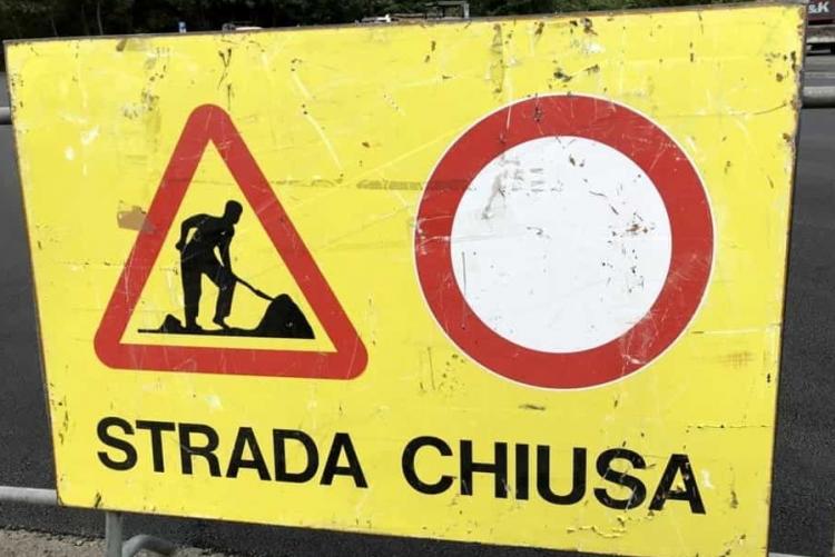 Cartello che indica strada chiusa