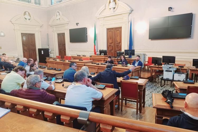 Foto della riunione in sala consiliare