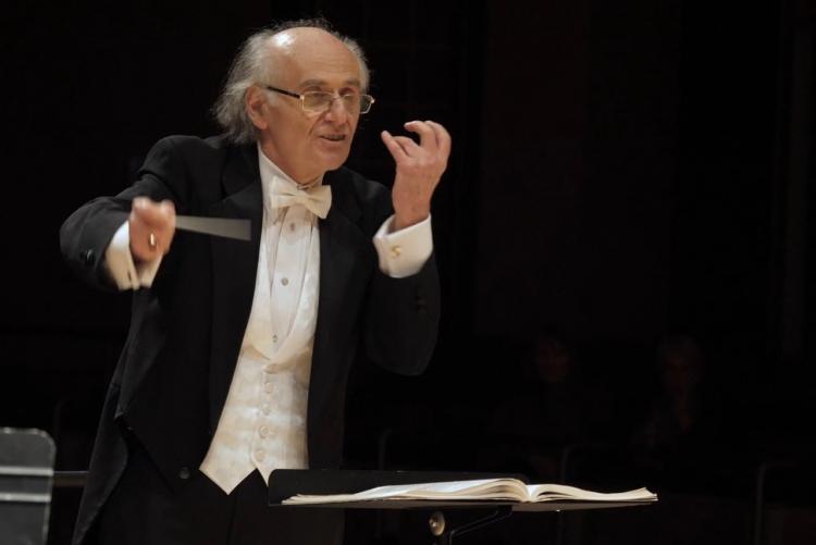 nella foto, Nurhan Arman, direttore d'orchestra