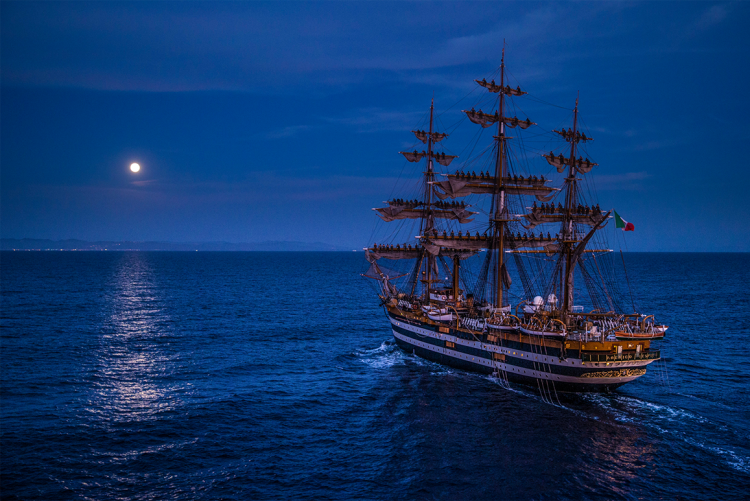nella foto di Massimo Sestini, la nave scuola della Marina Militare Italiana Amerigo Vespucci