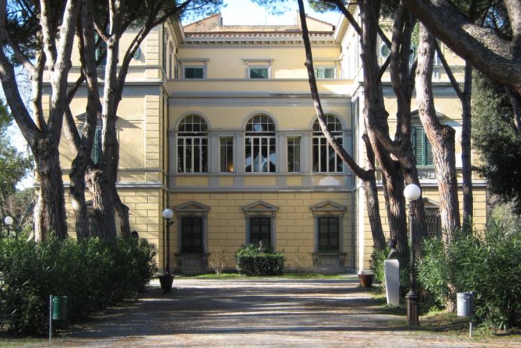 nella foto, la sezione bibliotecaria di Villa Fabbricotti